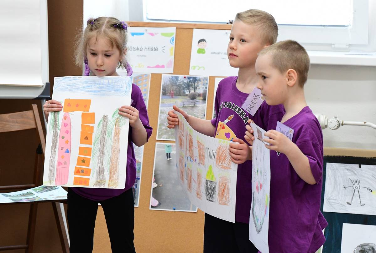 Děti z litoměřických mateřinek měly poprvé možnost vyjádřit se veřejně k životu ve městě prostřednictvím Školkového fóra, které uspořádalo Zdravé město Litoměřice ve spolupráci s Mateřskými školami Litoměřice a Střediskem ekologické výchovy SEVER.  „S nápadem přišel bývalý politik Zdravého města Litoměřice Petr Hermann, který akce podobného typu navštívil v jiných městech. My jsme se na základě toho rozhodli z jeho poznatků čerpat a uspořádat akci v rámci našich možností, kdy jsme do projektu zapojili všech jedenáct městských mateřinek. Šlo vlastně o obdobu Školních fór, které se ve městě konají pro základní školy,“ sdělila Monika Mejtová, ředitelka Mateřských škol Litoměřice. Děti chodily se svými učitelkami po městě a sbíraly informace a poznatky, k nimž potom přiřadily své nápady. Na zpracování prezentace měly dva měsíce. Celkem bylo vyhlášeno pět témat: Dětská hřiště, Mostná hora, Plavecký bazén, Bezpečnost ve městě a Sportoviště. Ve středu 8. dubna pak proběhla v sídle SEVERu veřejná diskuze, kde prezentace jednotlivých školek vyslechli starosta města Radek Löwy, místostarosta Jiří Adámek a zástupci Zdravého města Litoměřice Petr Leník, Josef Douša i iniciátor projektu Petr Hermann. „Vždy je z mého pohledu zajímavý střet s dětmi, jejich uvažováním, viděním světa, s věcmi, které třeba dospělé ani nenapadnou. Bylo to velice zajímavé,“ sdělil místostarosta Litoměřic Jiří Adámek s tím, že děti přišly například s nápadem postavit bobovou dráhu na Mostné hoře nebo malé plovoucí hřiště na basketbal na Labi, aby sportování nerušilo obyvatele města. Tříčlenné týmy s učitelkami pak nejvíce poukazovaly na stavy hřišť ve městě, veřejné osvětlení nebo parkování aut na chodnících. {gallery}02026/skolkove_forum{/gallery}