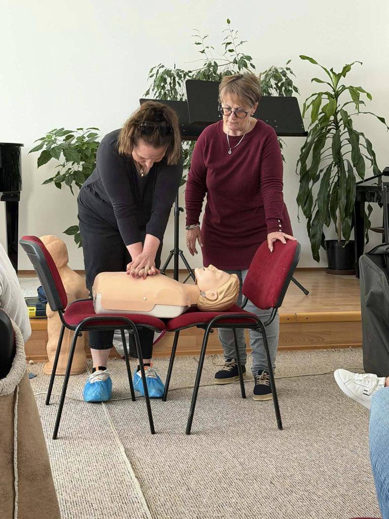 Miestna organizácia Slovenského Červeného kríža pripravila kurz prvej pomoci, na ktorom si tentoraz 12 účastníkov osvojilo jeho základy. Kurz viedla zdravotná sestra Mária Szénási