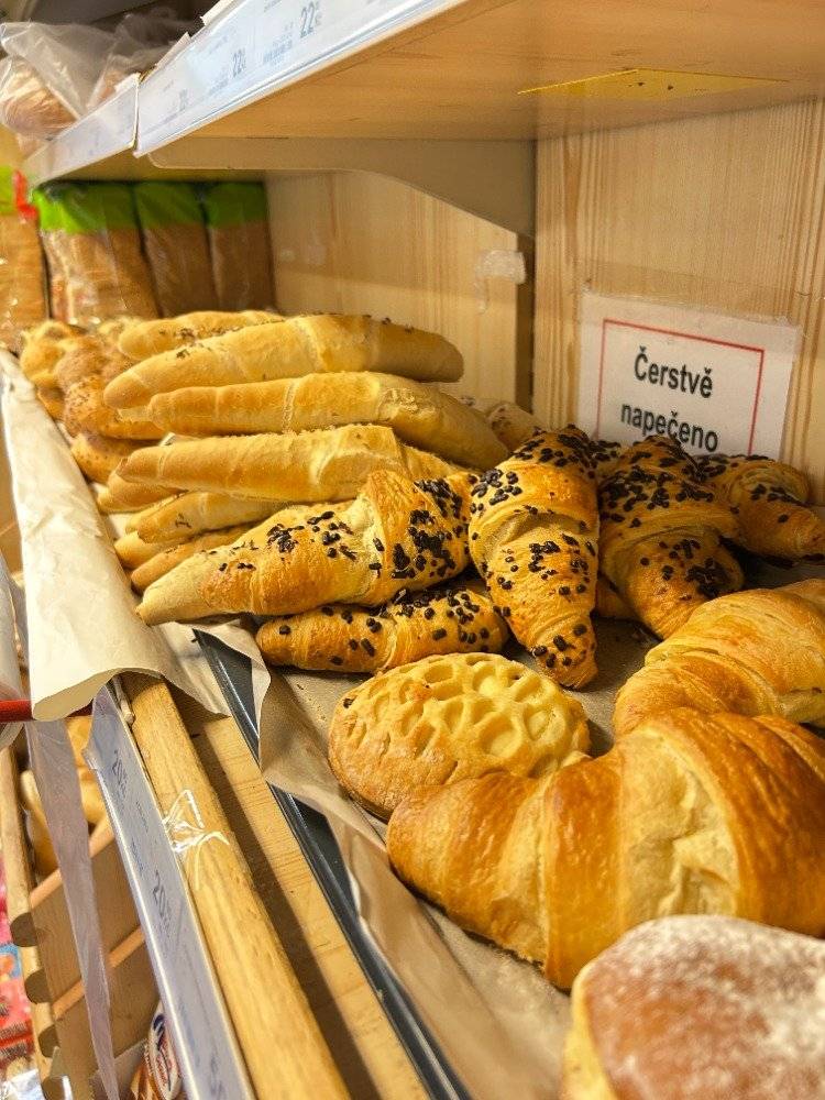 V minulosti jsme nebyli spokojeni s fungováním obchodu na návsi. Po několika jednáních s obcí se nájemkyně rozhodla pro zásadní změny, které obchodu vdechly nový život. Prostor prokouknul díky novým lednicím i přehlednějšímu sortimentu. Obchod disponuje rozpékací pecí, která zajišťuje čerstvé pečivo po celý den. Milovníci klasiky si navíc mohou objednat tradiční benešovský pecen chleba. Protože je jaro v plném proudu, v aktuální nabídce nechybí ani sezónní zboží v podobě sazenic a semínek pro vaše zahrádky. To nejdůležitější se však odehrálo v přístupu k zákazníkům. V prodejně vás nyní uvítá nový usměvavý prodavač. Věříme, že dobrá nálada a kvalitní služby v obchodě vydrží a že se z něj opět stane příjemné místo pro naše každodenní nákupy. Pokud jste obchod po restartu ještě nenavštívili, určitě se zastavte.