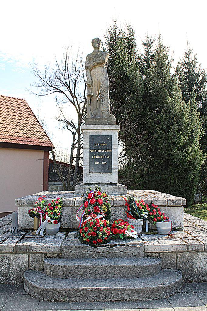 Minulú sobotu 5. apríla sme si v obci pietnym aktom pri pomníku padlých pripomenuli 80. výročie oslobodenia našej obce Červenou armádou v roku 1945.