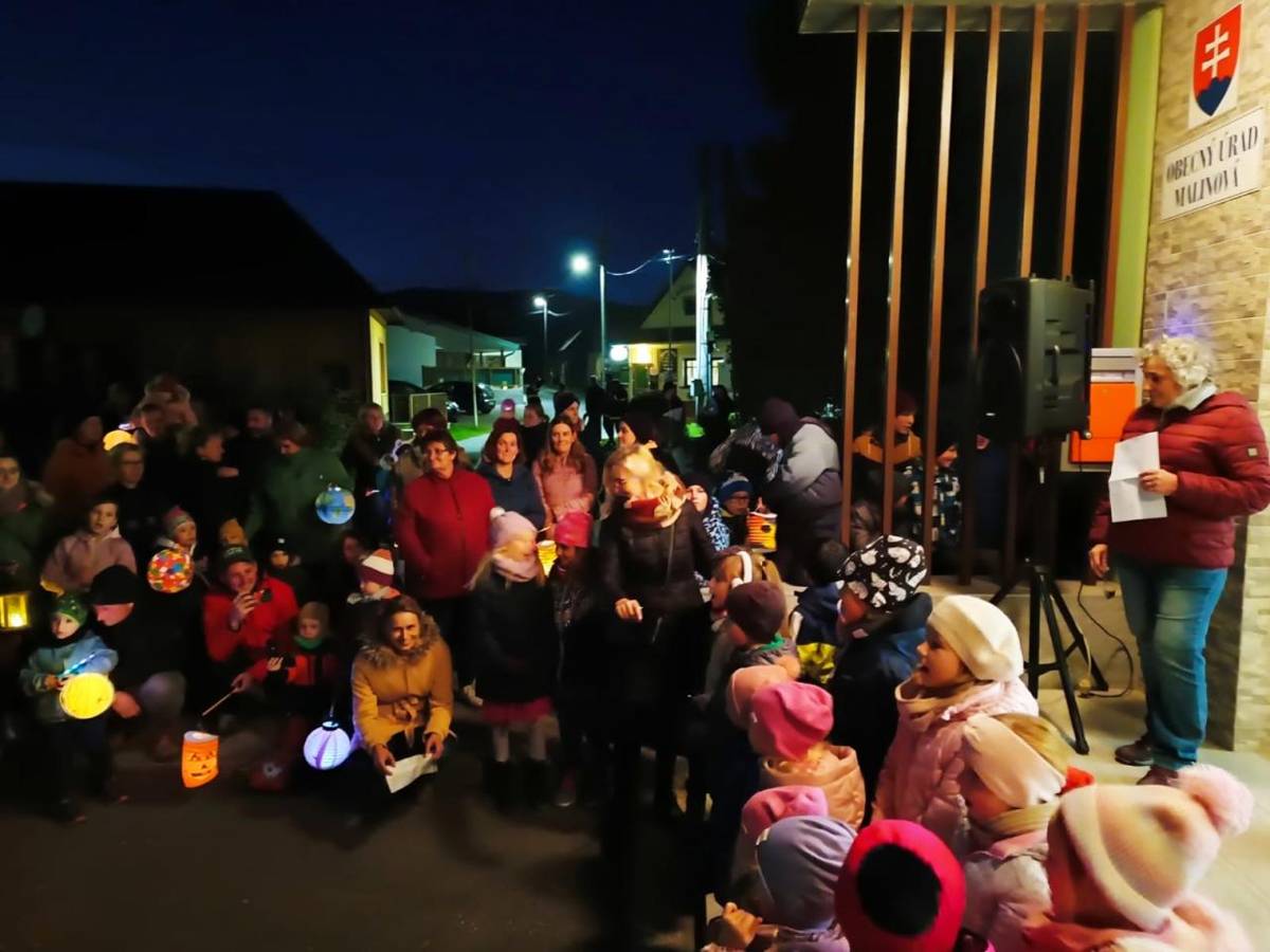 8. novembra 2024  sa opäť v našej obci konal lampiónový sprievod sv. Martina. Priestranstvo pred obecným úradom sa rozžiarilo blikajúcimi svetielkami pestrofarebných lampiónov. Aj tento rok sa zišlo veľa detí so svojimi rodičmi a starými rodičmi.