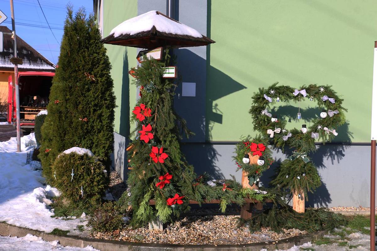 Mikuláš prišiel do Malinovej a rozsvietil veľký vianočný stromček pred obecným úradom.