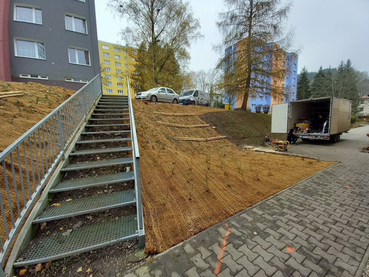 V loňském roce se podařilo uskutečnit první etapu revitalizace zeleně na sídlišti Vápenka. V rámci projektu došlo k úpravám některých travnatých ploch, založení trvalkových záhonů, doplnění nových výsadeb stromů a keřů a k celkovému oživení veřejného prostoru v této části města. Cílem bylo vytvořit příjemnější prostředí pro místní obyvatele a zároveň podpořit pestrost městské zeleně. Projekt byl podpořen z prostředků Evropské unie prostřednictvím Operačního programu Životní prostředí 2021–2027. Na první etapu měla navazovat etapa druhá, která byla součástí celkové koncepce úprav sídliště. Bohužel však došlo k náhlému zrušení příslušného dotačního titulu, ze kterého měla být tato část projektu financována. Z tohoto důvodu nebylo realizováno plánované kácení v rámci druhé etapy a provedeno bylo pouze kácení havarijních stromů. Pokácené stromy mají být v rámci projektu následně nahrazeny novou výsadbou. Město pokračuje v přípravě projektu a bude i nadále hledat možnosti, jak na již provedené úpravy v budoucnu navázat a postupně zlepšovat kvalitu veřejného prostoru nejen na sídlišti Vápenka. O případných dalších krocích budeme obyvatele včas informovat. Ing. Lenka Jiroušová, Odbor územního plánování a regionálního rozvoje