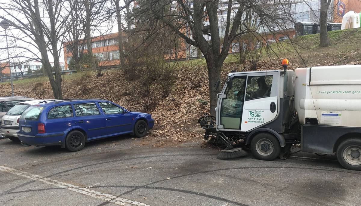 Zlín - S příchodem jara se do ulic Zlína vrací pravidelné blokové čištění. Technické služby postupně projedou jednotlivé lokality a odstraní nánosy prachu, zbytků posypu i další nečistoty, které se nahromadily během zimy. Úklid bude probíhat od dubna do června, následovat bude ještě podzimní etapa. Stejně jako v minulých letech se bude čistit ve vybraných dnech vždy v dopoledních hodinách. Klíčové ale zůstává jedno: aby mohly zametací vozy projet opravdu důkladně, je potřeba v daný den přeparkovat auta. Dopravní značení se v ulicích objeví vždy s předstihem, obvykle zhruba týden předem.