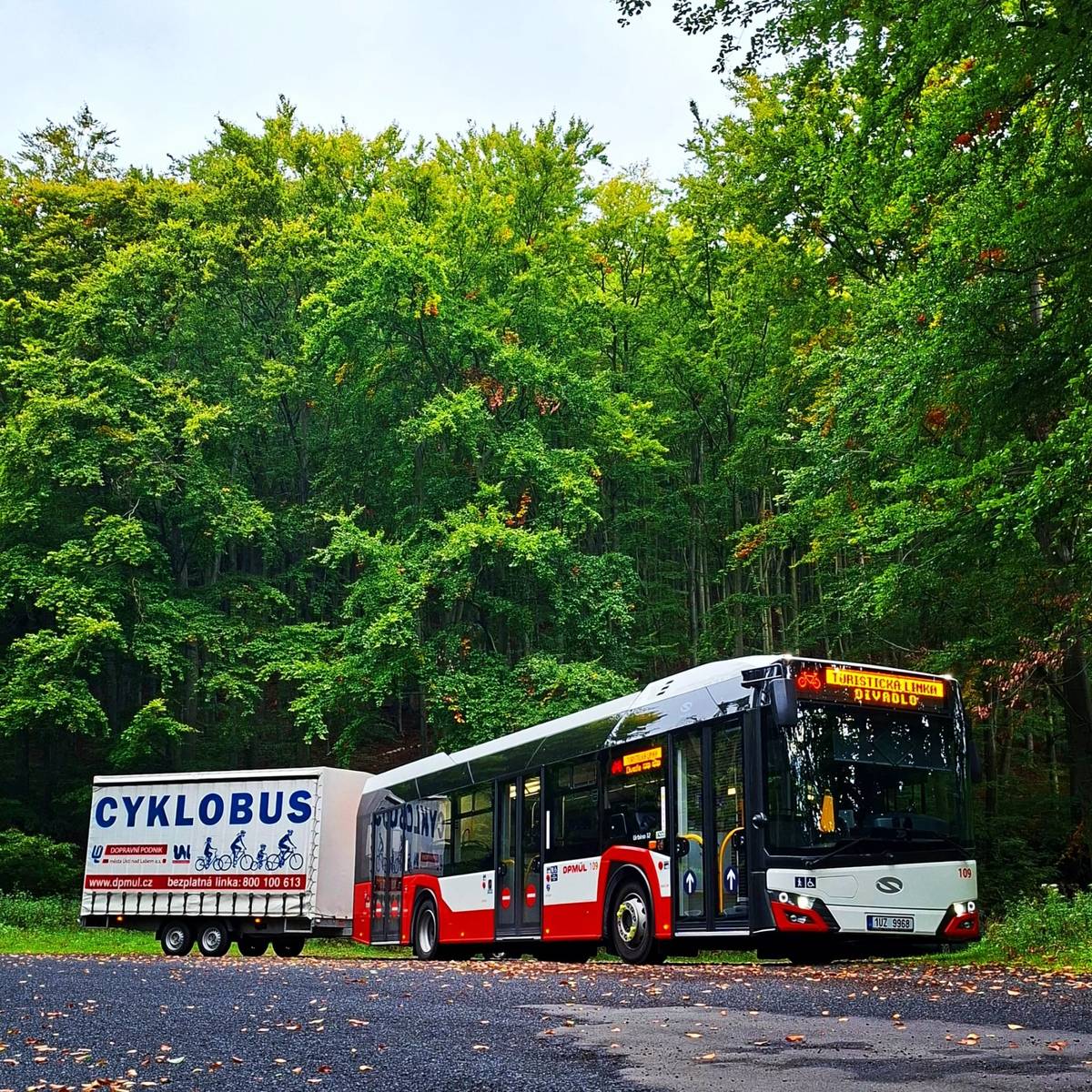 Oblíbené cyklobusy 🚌🚲, které provozuje Dopravní podnik města Ústí nad Labem opět vyrazí do provozu 👍 👉 Jezdit budou od 11. 4. do 1. 11. 2026, vždy o víkendech a státních svátcích, v období letních prázdnin pak i každou středu. 🚌 Linka č. 20: Divadlo - Chlumec - Zadní Telnice - Adolfov - Krásný Les - Varvažov, Pomníky - Chlumec – Divadlo  ➡️ Jízdní řád zde 🚌 Linka č. 21: Divadlo - Chlumec - Zadní Telnice - Adolfov - Petrovice, Krásný Les - Petrovice, rozc. Krásný Les - Tisá, Kulturní dům - Divadlo  ➡️ Jízdní řád zde  🚏 Pro turistické linky je zastávka Divadlo umístěna před zastávkou linek 72 a 73 ve směru k Západnímu nádraží. 🎫 Jízdenky je možné zakoupit pouze u řidiče a pouze platební kartou nebo elektronickou peněženkou BČK DÚK. 👉 Kompletní informace zde.  💡 TIP: 1. 5. zahájí svůj provoz také cyklobus z Labské stezky zdarma na trase ZPA - Divadlo - Na Spálence - Bukov - Severní Terasa - Orlická.