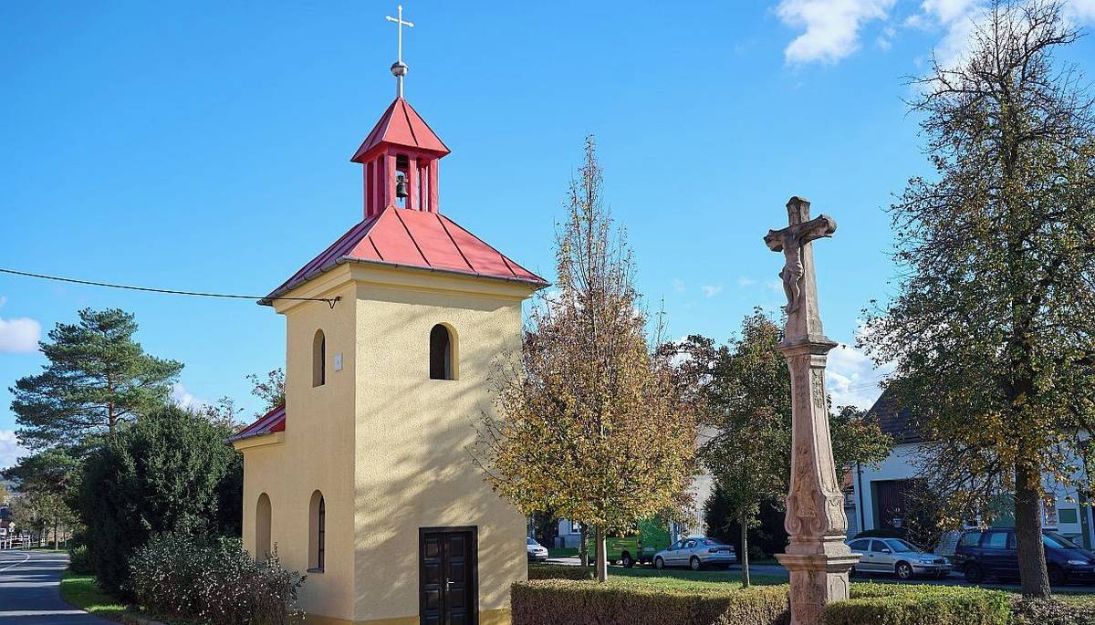 Zlín – V sobotu 12. dubna 2026 ožije místní část Louky tradiční lidovou poutí. Poutníci se mohou těšit na slavnostní pobožnost u kapličky, pestrý kulturní program, kolotoče, stánkový prodej i další překvapení.