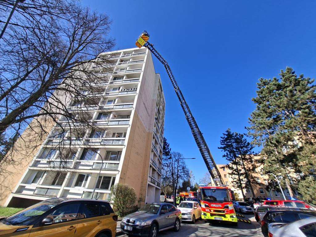 Branislavova ulice a devítipodlažní panelový dům se ve středu 8. dubna staly dějištěm taktického cvičení složek Integrovaného záchranného systému.