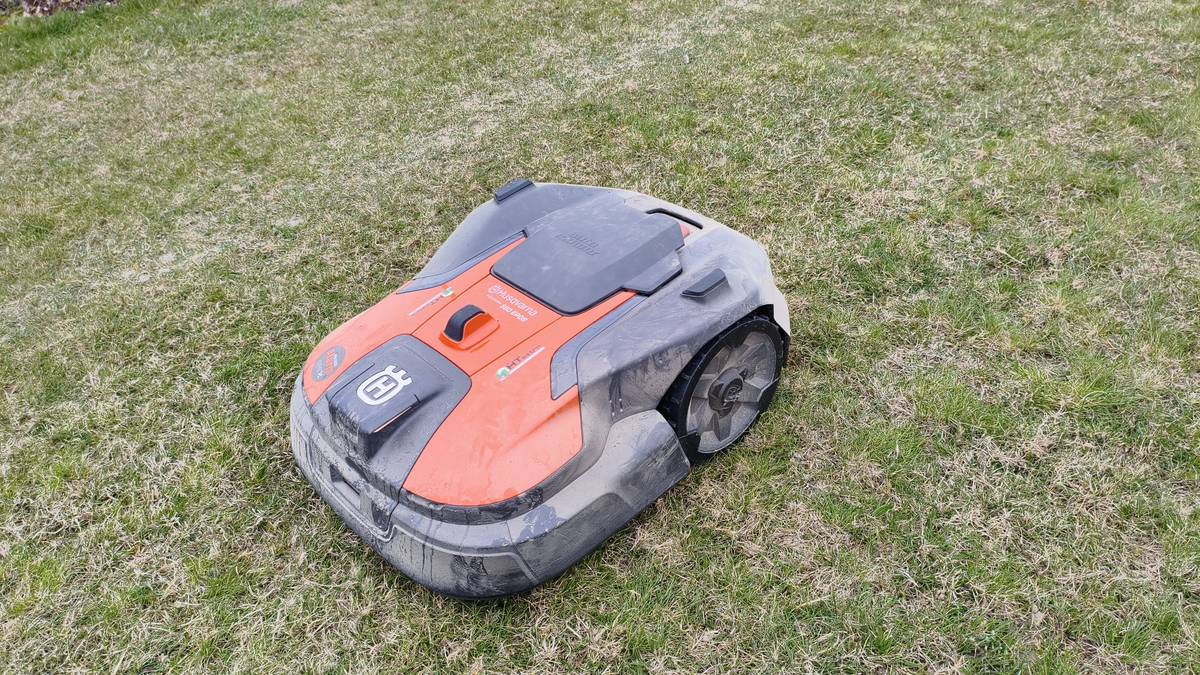 Na našem fotbalovém hřišti už pilně pracuje nová automatická sekačka. Aby nám dlouho sloužila a hřiště vypadalo skvěle, prosíme o dodržování následujících pravidel:  Zákaz manipulace: Na sekačku nesahejte a nemačkejte žádná tlačítka. Alarm: Při jakémkoliv neoprávněném dotyku nebo pokusu o manipulaci se okamžitě spustí hlasitý alarm. GPS ochrana: Stroj je nepřetržitě monitorován pomocí GPS lokátoru.  🚨 Co dělat, když se spustí alarm?  Pokud uslyšíte sekačku houkat, nic nemačkejte a ihned kontaktujte místostarostu obce na čísle 724 170 343. Děkujeme, že nám pomáháte chránit společný majetek!