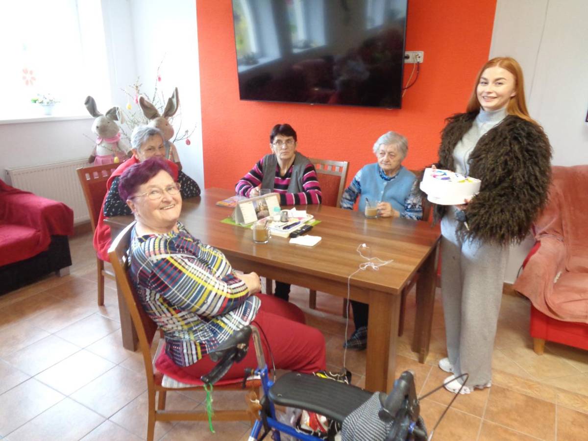 V dnešný jarný deň prišla medzi našich klientov . asistentka zo ZŠ- Teplička nad Váhom. Priniesla našim starkým vyrobené darčeky od detí. Toto pekné gesto prepája generácie a prináša radosť obom stranám.