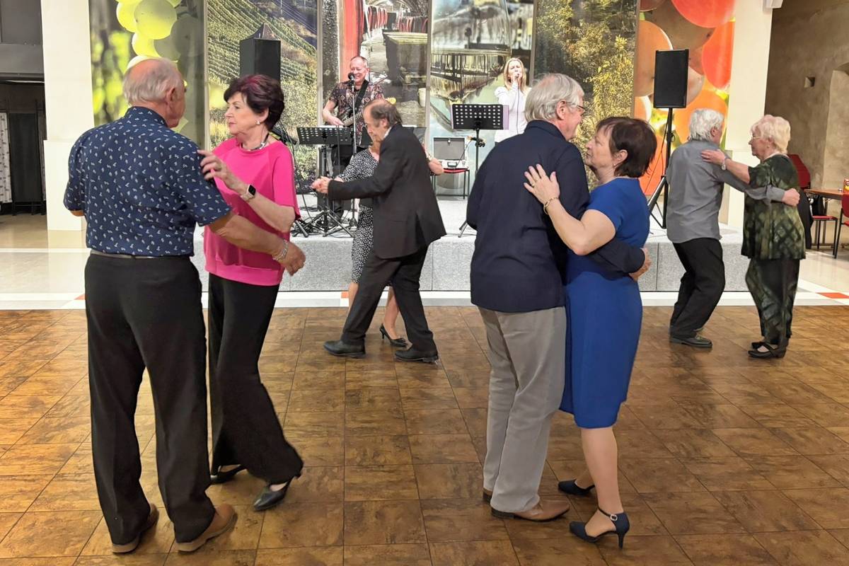 Třináctý ročník oblíbené kampaně Místa přátelská seniorům slibuje opět bohatý a pestrý program. Na své si přijdou milovníci výletů, aktivního odpočinku, vzdělávání i ti, kteří rádi objevují zajímavá místa.  „Slavnostní zahájení kampaně se uskuteční v neděli 12. dubna od 16 hodin v sále litoměřického hradu, kde bude připraveno taneční odpoledne a zároveň prezentace jednoho z workshopů skládajícího se ze čtyř navazujících bloků. Jeho kapacita bude omezená, doporučujeme přijít včas a zapsat se přímo na místě,“ upozornila Renáta Jurková, vedoucí Odboru sociálních věcí a zdravotnictví Městského úřadu v Litoměřicích. Letos se senioři mohou těšit například na celodenní výlet autobusem na zámek Kačina spojený s návštěvou Kutné Hory, cestopisné přednášky oblíbeného cestovatele Davida Švejnohy, edukační přednášky na různá témata, sportovní aktivity, workshopy Bezpečně informační džunglí a Bezpečně a s jistotou, a spoustu dalších zážitků. Zájemci budou moci navštívit také litoměřický Státní oblastní archiv, kde budou mít možnost prohlédnout si vzácné archiválie, které jinak nejsou běžně přístupné veřejnosti. Nebude chybět ani oblíbený Den seniorů na letním koupališti.     Brožury s kompletním programem a soutěžní karty ke kampani jsou už nyní k dispozici v městském infocentru na Mírovém náměstí. Senioři si je mohou vyzvednout také při slavnostním zahájení akce. Kampaň Místa přátelská seniorům je určená pro obyvatele Litoměřic starší 60 let. Společně se svými partnery ji pořádá odbor sociálních věcí a zdravotnictví. Jejím cílem je představit seniorům zařízení, která slouží obyvatelům města, zapojit je do nejrůznějších aktivit a poskytnout jim prostor pro společná setkávání a budování vzájemných kontaktů. Úvodní snímek je z loňského slavnostního zahájení kampaně.