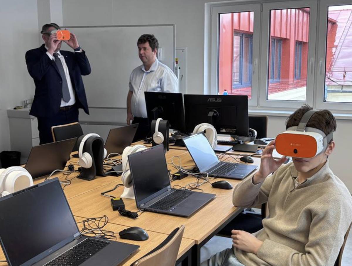 Gymnázium v Novém Městě na Moravě má novou Badatelskou půdu. Dosud nevyužitý prostor se proměnil v moderní zázemí pro výuku jazyků, digitálních technologií a polytechniky.             Studenti tu mohou pracovat na reálných projektech i experimentech. K dispozici mají například 3D tiskárny a skener, drony, robotické rameno, CNC frézku, řezací plotr i multimediální techniku. Projekt podpořil Kraj Vysočina spolu s evropskými fondy. Škola navíc připravuje další rozvoj – v plánu je výstavba domova mládeže, který rozšíří možnosti studia pro mladé lidi z celé republiky.