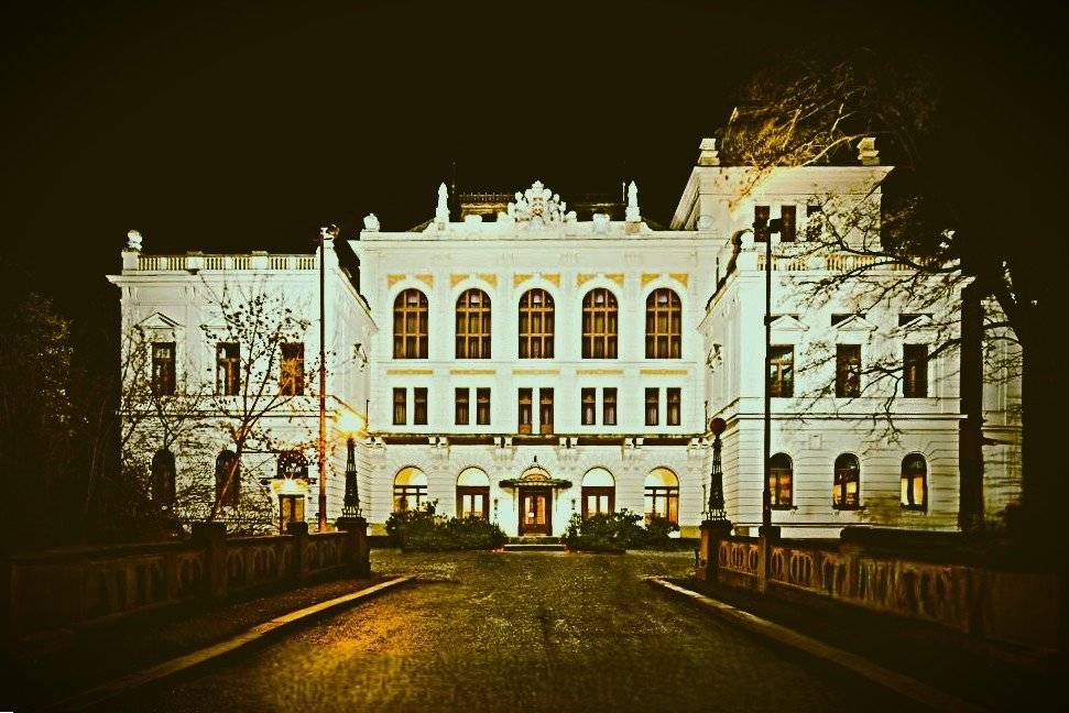 Pátek 17.04.2026 od 19:00 hodin Přijďte si poslechnout kapelu, která formovala žánr reggae a latino v Československu a která na Grammy v roce 1994 proměnila 3 nominace! Připravte se na večer plný chytlavých rytmů, ikonických hitů a nefalšované energie od kapely, která už od roku 1975 baví české publikum... YO YO BAND | Legenda českého reggae a latiny       Pátek 24.04.2026, 19:00 hodin Zábavná talk-show legendárního herce, komika a moderátora. Petr Nárožný patří k absolutní špičce české kulturní scény. Jeho nezaměnitelný hlas známe z večerníčků, jeho tvář z desítek filmů a jeho mistrovství z divadelních her. Přijďte si poslechnout příběhy vyprávěné s takovou lehkostí a vtipem, jaké umí jen on. Chcete vědět, jak vznikaly nezapomenutelné role v Agentuře Harlekýn, nebo co se děje, když zhasnou reflektory? Petr Nárožný se ve svém zábavném pořadu podělí o své nejlepší zážitky z divadla, filmu i života.           ...Setkání s Petrem Nárožným   Úterý 28.04.2026, 19:00 hodin Připravte se na hudební show, kde se potkává nespoutaná energie, prvotřídní hudební aranže a neodolatelné charisma. Na jednom pódiu se spojuje talentovaná zpěvačka a herečka Sára Milfajtová s dynamickým tělesem The People...Sára Milfajtová & The People