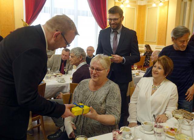 V úterý 21. dubna se v Městském domě uskuteční letošní první setkání pětasedmdesátiletých občanů s vedením města. Pozvánky obdrželi jubilanti narození od ledna do dubna roku 1951. Svou účast je nutné potvrdit nejpozději do pondělí 13. dubna, a to buď telefonicky na čísle 581 268 452, nebo e‑mailem na adrese lenka.tomeckova@prerov.eu. Pro účastníky je připraven doprovodný program, o který se postarají žáci Základní školy J. A. Komenského. Nebude chybět občerstvení ani fotokoutek, k tanci zahraje kapela Harmony. Prezence začne ve 14.30 hodin, samotné setkání v 15.00 hodin. Město zároveň připomíná jubilantům, aby na potvrzení účasti nezapomněli, bez přihlášení totiž nebude možné s organizací akce počítat.