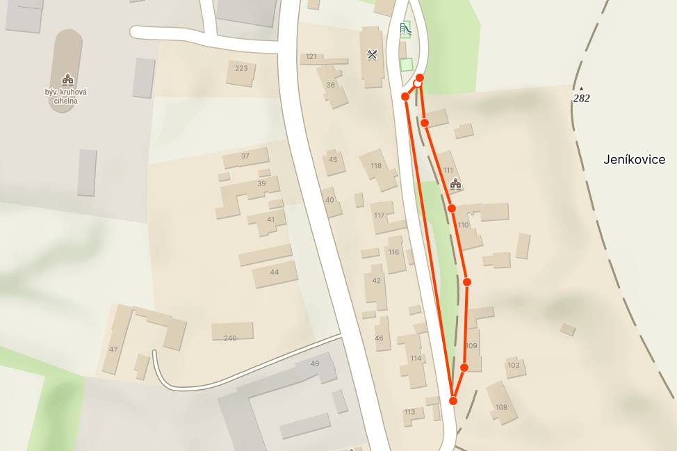 V souvislosti s rekontrukcí zpevněné cety nad hospodou a terénních úprav veřejných prostor proběhlo zasetí trávy hydroosevem. Tato metoda umožňuje efektivní a rychlé pokrytí plochy. Žádáme všechny obyvatele, aby na tuto část nevstupovali. Je důležité chránit nově zasetou plochu, aby se tráva mohla dobře uchytit a růst. Děkujeme