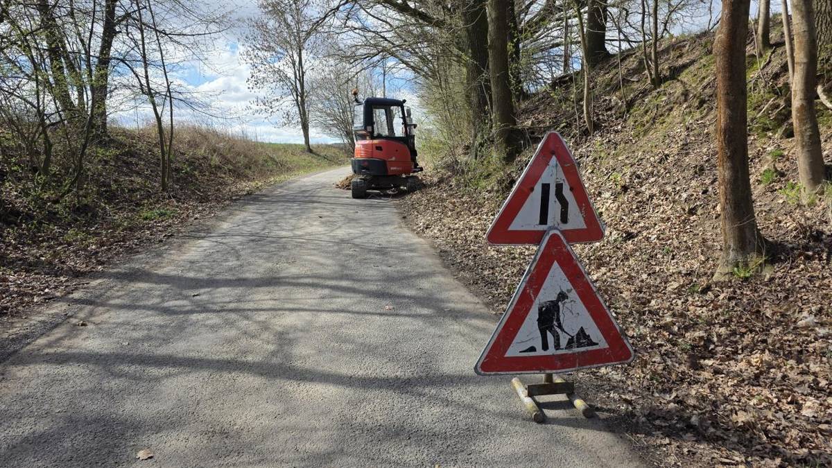 V tomto týdnu jsme zahájili práce na první etapě rekonstrukce veřejného osvětlení ve směru na Červený pahorek, kde bude uloženo celkem 470m nového kabelového vedení a doplněno 6 nových lamp.