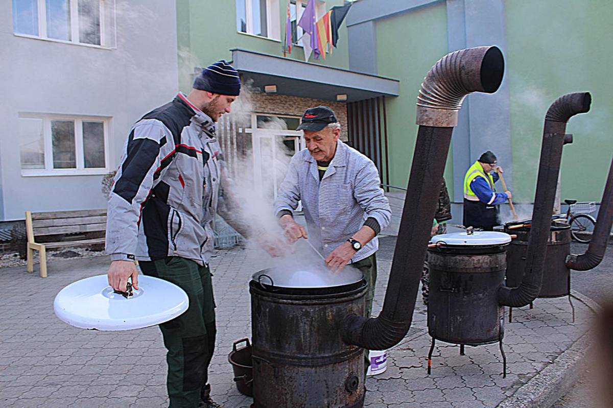 Ľudia na Slovensku už od nepamäti žili v súlade s prírodou, v úcte a pokore voči svojim predkom, zvykom a tradíciám, od čoho sa odvíjal aj vtedajší spôsob života, ľudová kultúra a folklór.