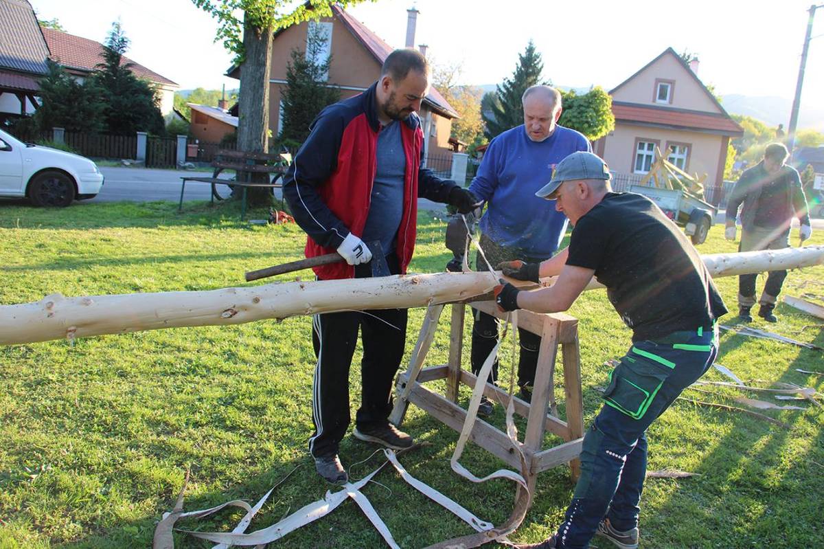 Stavanie májového stromu v našej obci je každoročne spestrené aj výstavou, ktorú organizuje ZO Únie žien Slovenska v Malinovej.