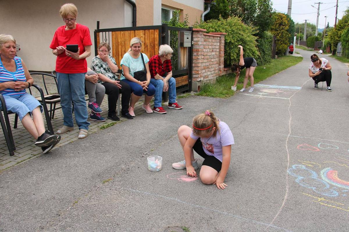Už asi desať rokov naša základná organizácia Únie žien pozýva deti na ich medzinárodný deň osláviť ho spoločným kreslením farebnými kriedami na ceste.