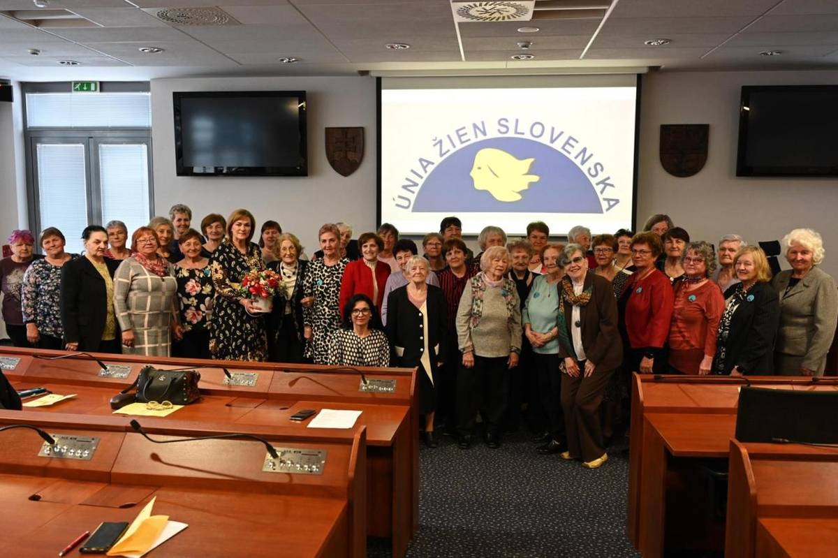 Základné organizácie Únie žien Slovenska a Slovenský zväz protifašistických bojovníkov zohrávajú dôležitú úlohu v miestnej komunite.