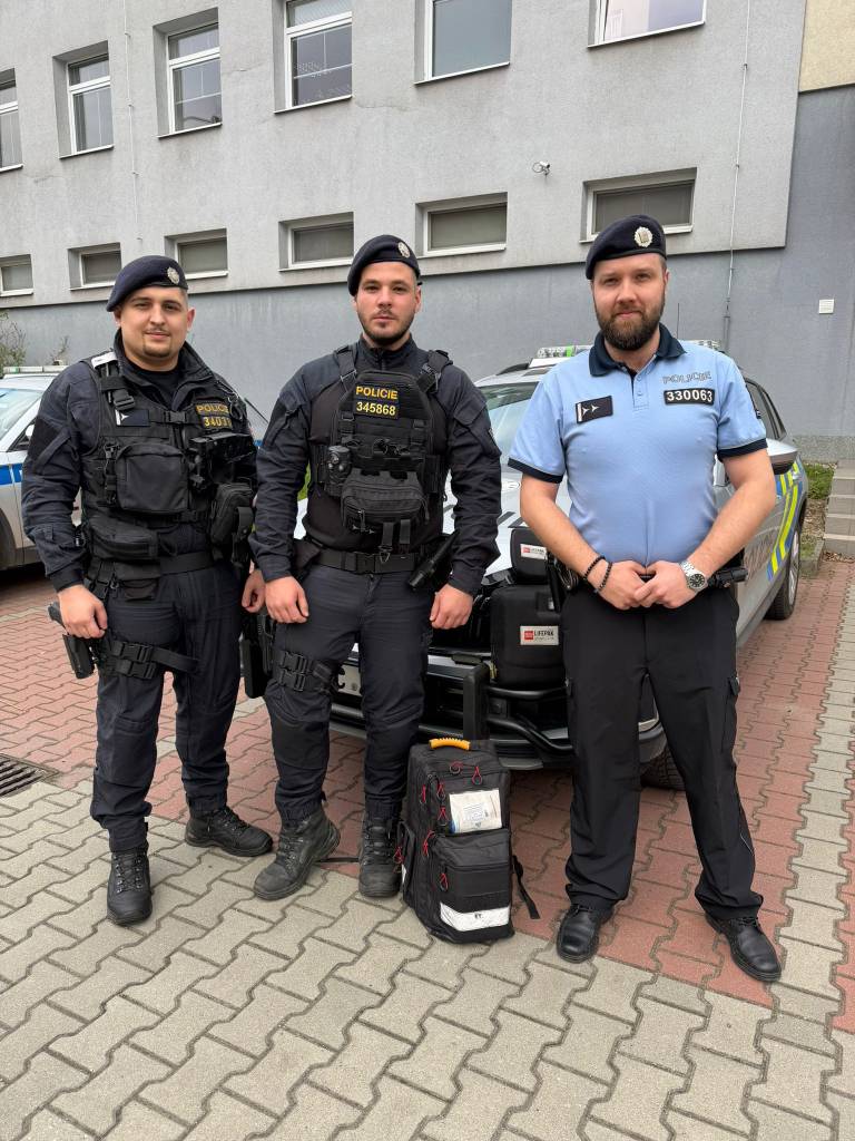 Koncem minulého týdne se k výslechu na obvodní oddělení v Orlové dostavil poškozený 76letý muž. Po provedených úkonech s policistou Lukášem podepisoval potřebné formuláře, když se mu roztřásly ruce a začal padat k zemi. Policista Lukáš ho zachytil, aby se senior při pádu nezranil. Položil ho na záda a zjistil, že nereaguje na sl...