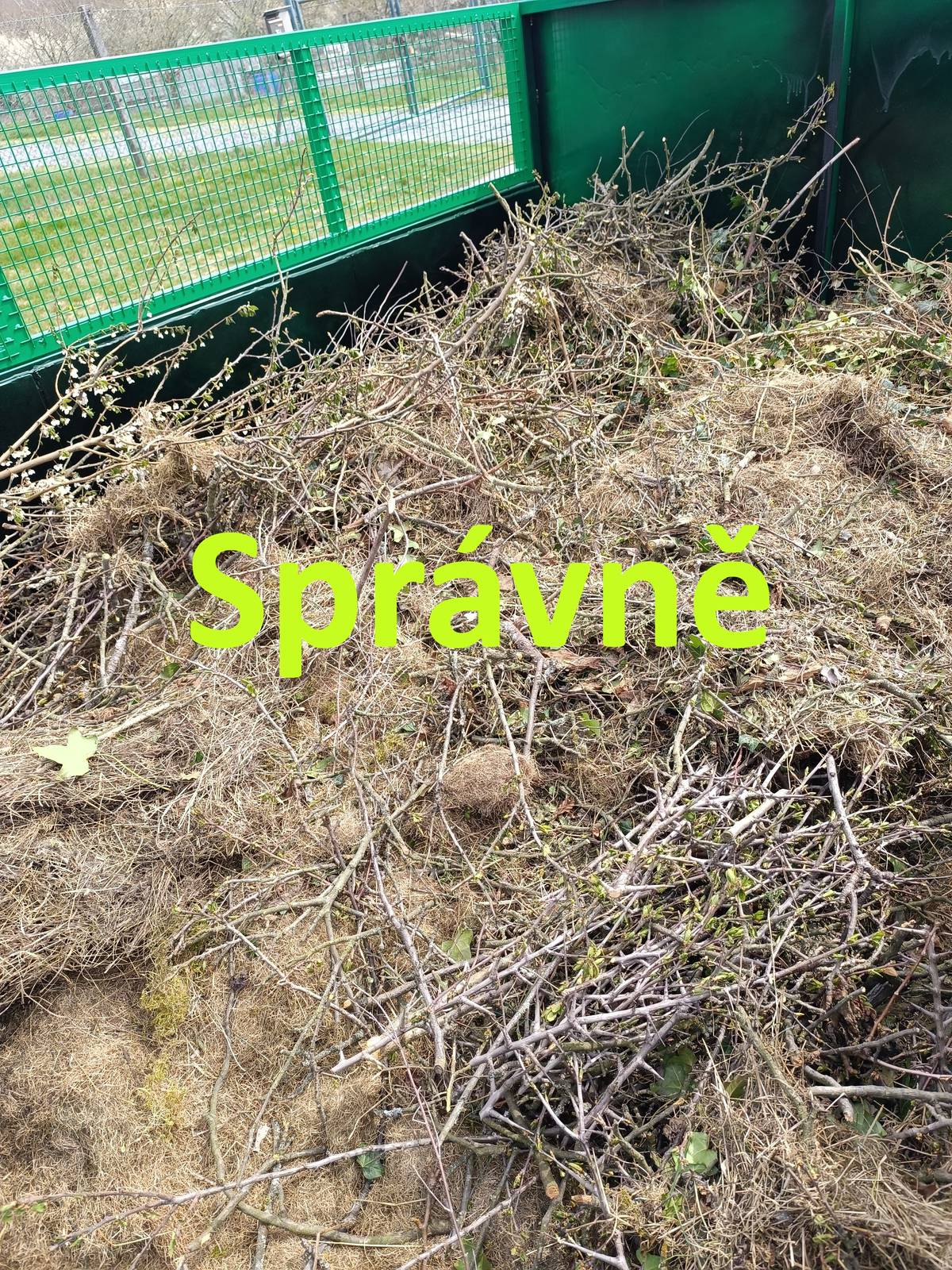 Vážení spoluobčané, tento týden jsme pro Vás rozmístili nově pořízené, velkoobjemové kontejnery na BIOODPADY. Do těchto kontejnerů patří zejména rostlinné zbytky z kuchyně (slupky, kávová sedlina, čajové sáčky) a biologický odpad ze zahrady (tráva, listí, větvičky, plevel). Zásadní je, aby odpad neobsahoval obaly (igelitové sáčky) a nejednalo se o maso či tuky.  Kontejnery najdete zde: https://mapy.com/s/fosovakahe Přestože je možná z Vašich domovů vzdálenost delší než ke hnědým kontejnerům, je kapacita výrazně větší. Věříme, že toto opatření pomůže při odstraňování objemných biologických odpadů z vašich domácností a zahrad. Hnědé kontejnery na obvyklých místech zatím zůstávají beze změny a sloužit by měly i nadále pro drobný bioodpad z domácností. Co patří do bioodpadu: Zahrada: Tráva, plevel, listí, malé větve keřů a stromů (nasekané, max. průměr do 2 cm), seno, sláma, drny se zeminou. Kuchyně (rostlinného původu): Zbytky ovoce a zeleniny, slupky, kávová sedlina, čajové sáčky, skořápky od vajec a ořechů. Ostatní: Piliny, hobliny, kůra, pokojové rostliny, vychladlý popel ze dřeva.  Co do bioodpadu NEPATŘÍ: Větve o průměru větším než 2 cm! Maso, kosti, kůže, mléčné výrobky, tuky a oleje. Plasty, sklo, kovy, papírové obaly (pokud nejsou proložky od vajec). Umělé květiny, zvířecí trus, podestýlka zvířat, uhynulá zvířata.  Z.H.