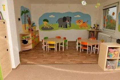 Zápis do dětské skupiny pro školní rok 2026/2027 v Hulíně začal 1. dubna 2026. Rodiče mají možnost přihlásit své děti osobně na adrese Eduarda Světlíka 1197, nebo elektronicky zasláním vyplněné přihlášky na uvedený e-mail v letáku. Osobní přítomnost dítěte při zápisu není nutná.