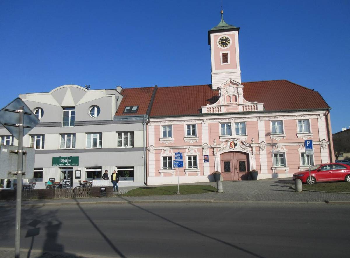 Historie budovy radnice, výrazně poznamenané slohem novorenesance 50. let 19. století, začíná rokem 1845, kdy byl Plzenec znovu povýšen na město s právem trhu, což mělo nepochybně vliv na oživení stavební činnosti celého městečka.