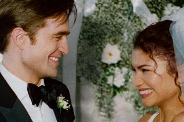 10.04.26 20.00  Ve snímku Drama sledujeme dva snoubence, jejichž vztah projde týden před svatbou nečekanou zkouškou. Zdánlivě dokonalý pár je tak vystaven nečekanému dramatu a krizi. Snímek režíruje Kristoffer Borgli, ve filmu hrají Robert Pattinson, Zendaya, Alana Haim, Hailey Gates, Payton Jackson, YaYa Gosselin, Michael Abbott Jr., Sydney Lemmon, Jordyn Curet, Chase...