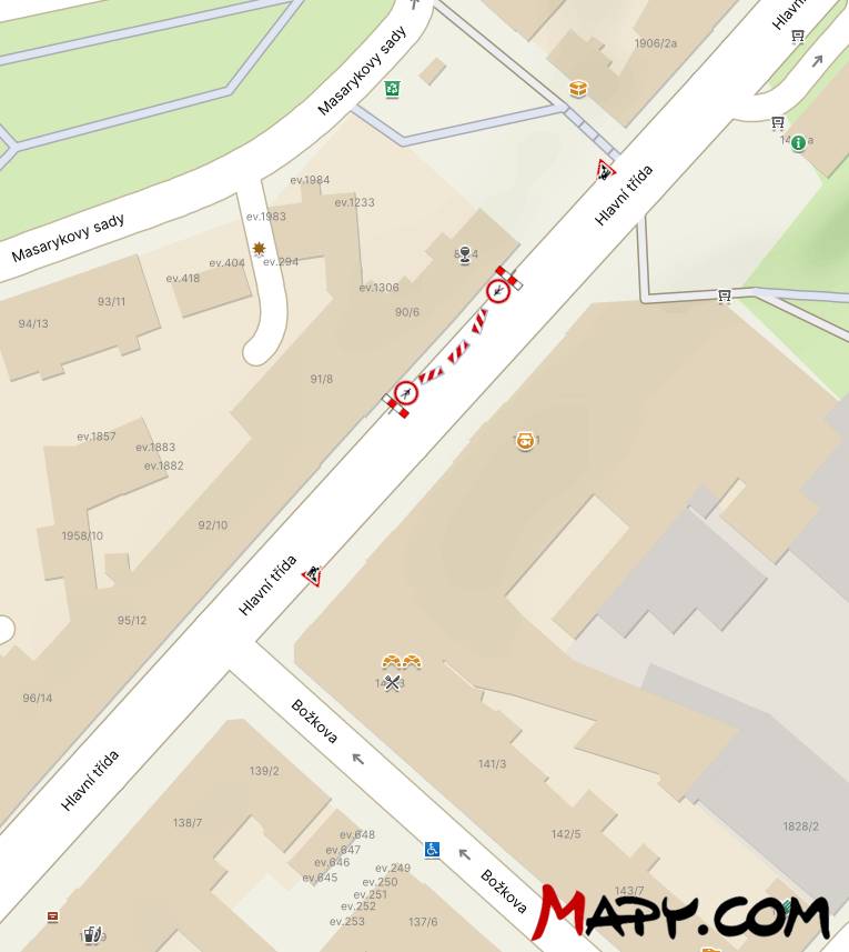 Informujeme, že v termínu od 13. 4. 2026, 00:01 do 1. 5. 2026, 23:59 dojde k postupnému omezení silničního provozu na ulici Hlavní třída. Omezení se týká chodníků a přilehlých jízdních pruhů u domů č. 90/6, 95/12, 96/14 a 43/34, kde budou práce probíhat celkem ve čtyřech etapách. Důvodem tohoto opatření je probíhající rekonstrukce střech u uvedených objektů. Prosíme všechny účastníky silničního provozu o zvýšenou opatrnost při průjezdu i průchodu touto lokalitou. Děkujeme za pochopení. Situační mapa při uzavírce části chodníku a přilehlých jízdních pruhů na ul. Hlavní třída - 1. etapa.