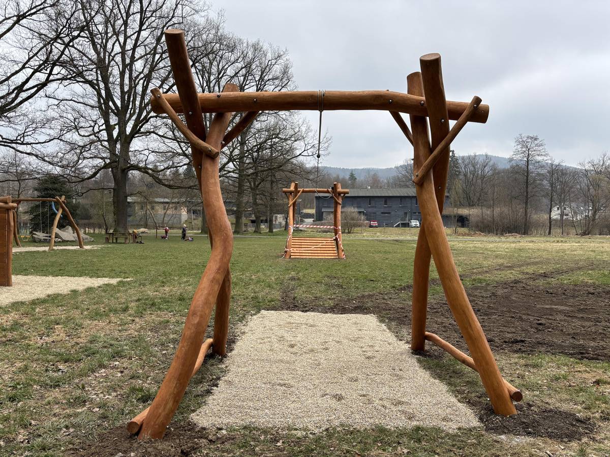 Dobrý den, doplňuji informaci k novému hernímu prvku - lanovce na dětském hřišti u Ekocentra. Prvek má zabudovanou pojistku. Aby rodič/dítě mohlo sedák potáhnout na start, je nezbytné zatížit jej, zatáhnout směrem dolů. Pojistka se uvolní a se sedákem lze manipulovat. Důvodem je ochrana proti ujetí sedáku, když dítě nastupuje. Dopnutí lana bude prověřeno a případně dopnuto instalační kontrolou.  Přeji mnoho hravých dnů.   Jana Šťastná