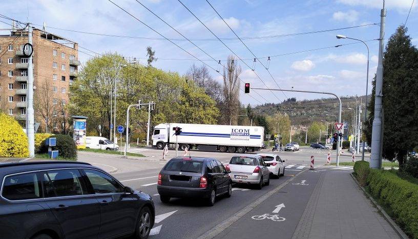 Zlín - V pondělí 13. dubna začne modernizace světelně řízené křižovatky tř. T. Bati × Díly VI + Obeciny (u Lidlu). Práce přinesou na zhruba šest až osm týdnů dočasná dopravní omezení, která se dotknou řidičů i chodců.
