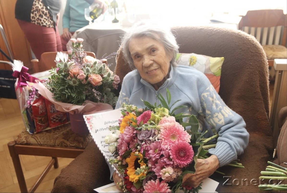 Oslava 100 let paní Brychtové z Tasovic, bývalé učitelky místní školy.