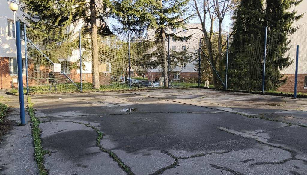 Zlín - Odbor městské zeleně Magistrátu města Zlína informuje, že od pondělí 13. dubna začne v ulici Mokrá I rekonstrukce víceúčelového hřiště č. 337. Kompletní obnovu čeká celý asfaltový povrch včetně podkladních vrstev. Vznikne nové oplocení, upraví se zpevněné plochy a doplní mobiliář. Město financuje projekt z participativního rozpočtu Tvoříme Zlín.