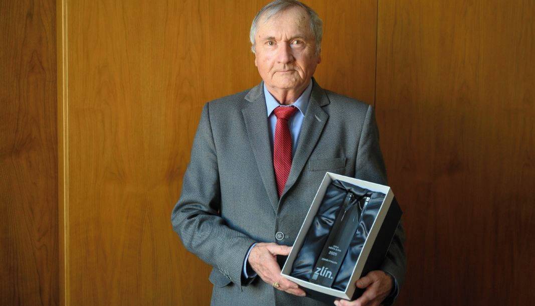 Zlín - Cenu města Zlína za rok 2025, prestižní ocenění spojené s finanční odměnou ve výši 50 tisíc korun, převzal ve čtvrtek 9. dubna historik a archivář Zdeněk Pokluda. Trofej z broušeného křišťálu ve tvaru zlínského mrakodrapu mu předal primátor města Jiří Korec.