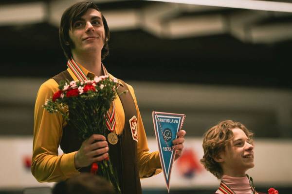 11.04.26 20.00  Mistrovství světa v krasobruslení v roce 1973 v Bratislavě bylo pro komunistické Československo událostí mimořádného významu. Dnes už víme, kdo tehdy zvítězil: Ondrej Nepela, fenomenální sportovec, jehož jméno bylo známé po celém světě. Film ŠAMPIÓN je intenzivním osobním dramatem mladého muže, který po letech reprezentování své vlasti touží po jediném...