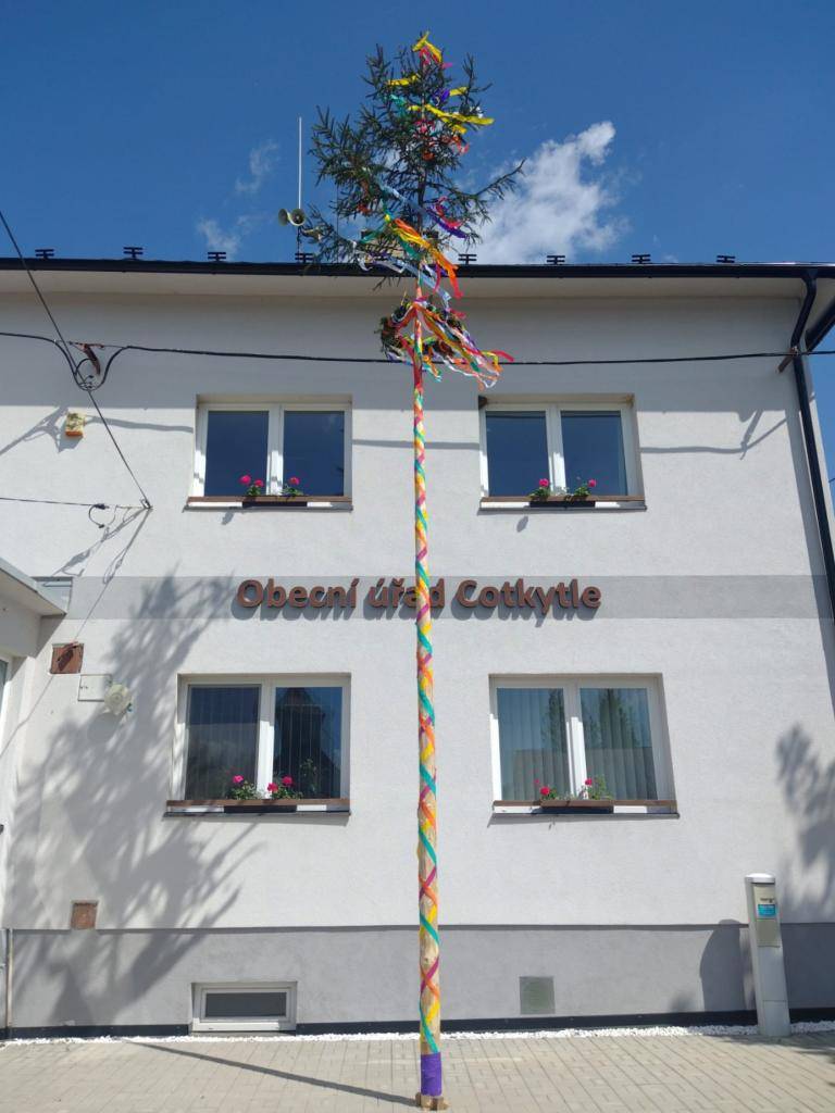 Dobrovolní hasiči postavili tradiční májku, která zase po letech potěší místní a přispěje k oslavám jara.