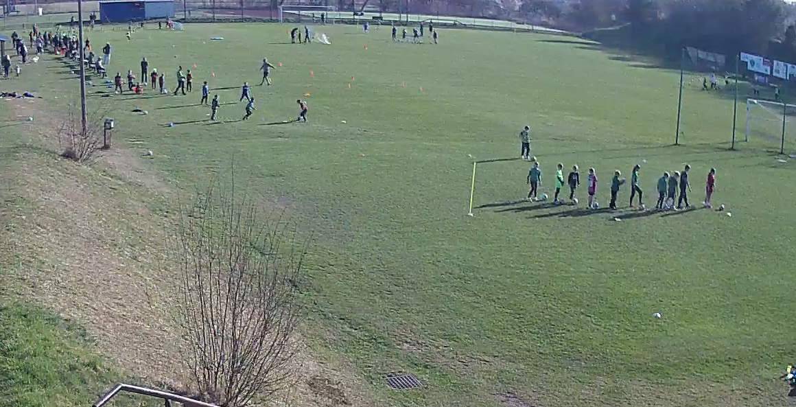 Letošní duben je ve znamení aprílového počasí. Včera odpoledne za slunečného počasí byl sportovní areál plný fotbalových nadšenců a dnes to vypadá, že travnatou plochu zasype sníh.