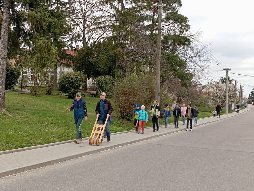 Od Zeleného čtvrtka do Bílé soboty tradičně utichají kostelní zvony – říká se, že odletěly do Říma. Jejich zvuk nahrazují dřevěné hrkačky, řehtačky a klapačky, které rozeznívají ulice měst a vesnic. Tento zvyk, sahající až do 16. století, symbolizuje nejen náboženskou tradici, ale také ochranu obce před zlými silami.   Letos během velikonočních svátků nám přálo krásné slunečné počasí a jako každý rok jsme procházeli i naší obcí.    Věříme, že děti, které letos tuto tradici podpořily, si ji užily. Jsme také rádi, že se přidali i ti, kteří kostel běžně nenavštěvují. Všem moc děkujeme za podporu a těšíme se na příští rok. Věříme, že se k této hezké tradici připojí ještě více dětí.