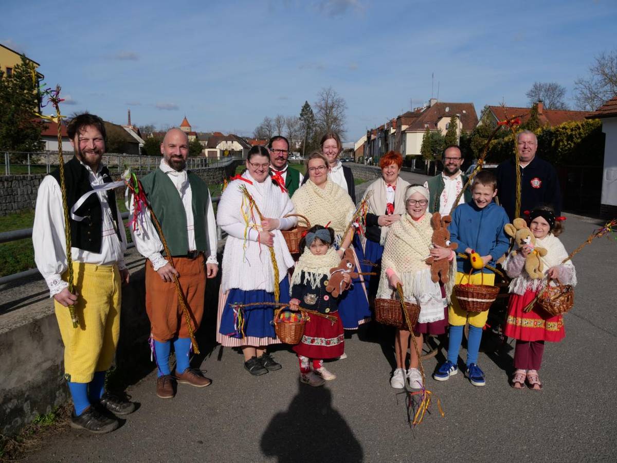 Na Velikonoční pondělí opět vyrazila do ulic Soběslavská chasa mladá.