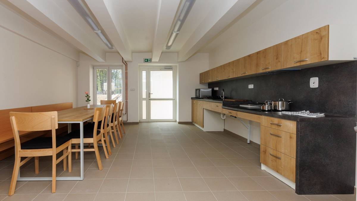 V roce 2023 město Havířov realizovalo projekt Rekonstrukce budovy č.p. 893 na ul. U Jeslí na denní stacionář, v jehož rámci vzniklo bezbariérové denní zařízení Stacionář V Zahradě určené osobám se zdravotním postižením.  Cílem projektu bylo zvýšit dostupnost a kvalitu denních sociálních služeb a rozšířit jejich kapacitu prostřednictvím moderního a bezbariérového zázemí. Výsledkem projektu je plně funkční služba s novým vybavením, lepšími podmínkami pro klienty i zaměstnance a vyšší kapacitou poskytované péče.  Projekt získal v roce 2026 dotaci spolufinancovanou Evropskou unií. https://havirov-city.cz/aktuality/stacionar-zahrade-ziskal-podporu-fondu-evropske-unie