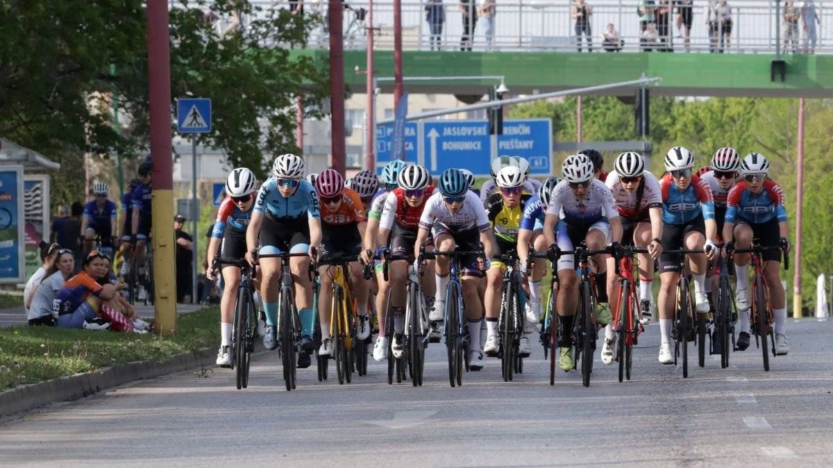 V sobotu 11. apríla od 8.00 do 19.00 h bude z dôvodu cyklistických pretekov uzatvorená časť Hlbokej a Starohájskej ulice, ako aj parkoviská pred Daňovým úradom a Úradom Trnavského samosprávneho kraja.    Uzavreté úseky  Hlboká – od križovatky Bučianska – Špačinská – Rybníkova po vjazd k bytovým domom na Hlbokej č. 9 – 26, Starohájska – od Hlbokej po Tehelnú, parkoviská pred Daňovým úradom a Úradom Trnavského samosprávneho kraja.    Obchádzka bude vedená cez Spartakovskú, Ulicu Vladimíra Clementisa, Starohájsku a Tehelnú (prípadne Halenársku a Jerichovu).     Mestský bus počas pretekov  všetky spoje linky č. 6 Mestského busu pôjdu obchádzkou po Tehelnej a Bučianskej, zastávky Tehelná A a Starohájska B nebudú počas obchádzky obsluhované.  Ďakujeme za trpezlivosť a rešpektovanie dočasného dopravného značenia.       Viac informácií nájdete v tomto článku.   Zdroj foto: Alexej Akimov