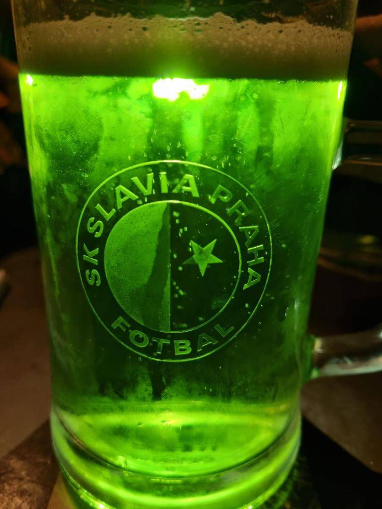 Půllitr s logem sportovního klubu SK Slavia Praha v zelené barvě fotbalového týmu Bohemians Praha 1905 neznamená slučování těchto dvou klubů, ale dnes již tradiční čepování zeleného piva ve chmelenské klubovně.
