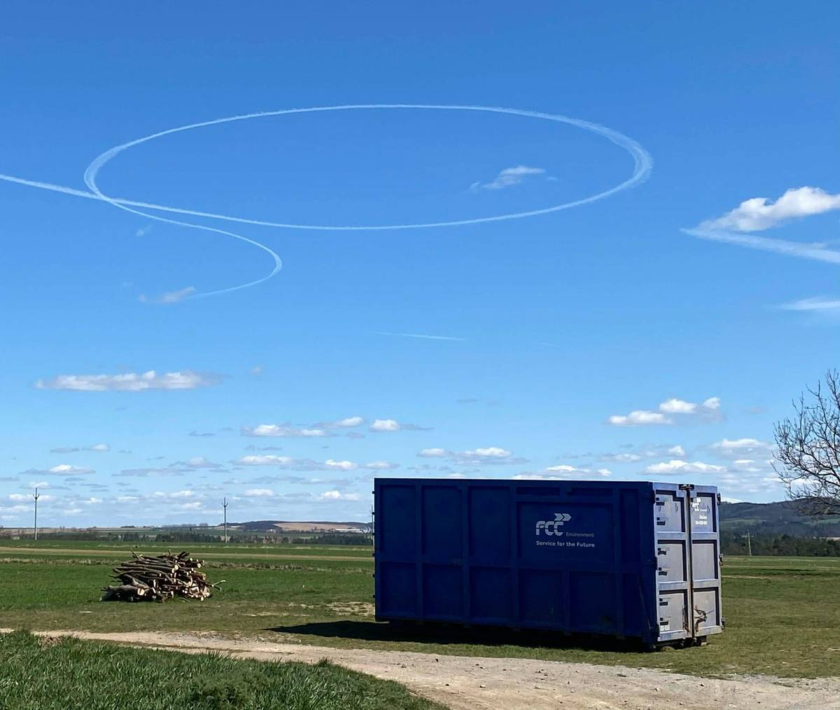 Informujeme občany, že je přistaven kontejner na dřevo za hřištěm. Ukládá se POUZE dřevo bez skla, železa atd. Bude přistaven min.do 27.4.2026.OÚ Police