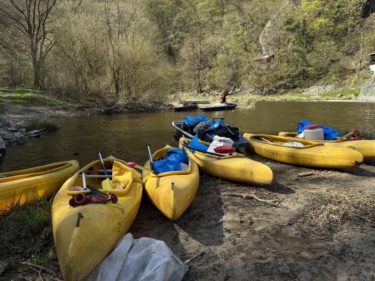 Dobrovolníci dnes začnou uklízet řeku Sázavu. Sbírat odpadky z jejích břehů a okolí budou do neděle 12. dubna v rámci akce Čistá řeka Sázava, která se uskuteční už po jednadvacáté. Úklid 90kilometrového úseku mezi Střechovem a Pikovicemi organizuje Posázaví o.p.s. I letos se do něj zapojí stovky dobrovolníků, ať už z řad jednotlivců nebo skupin. Pomáhají školy, mateřská centra, spolky i firmy.