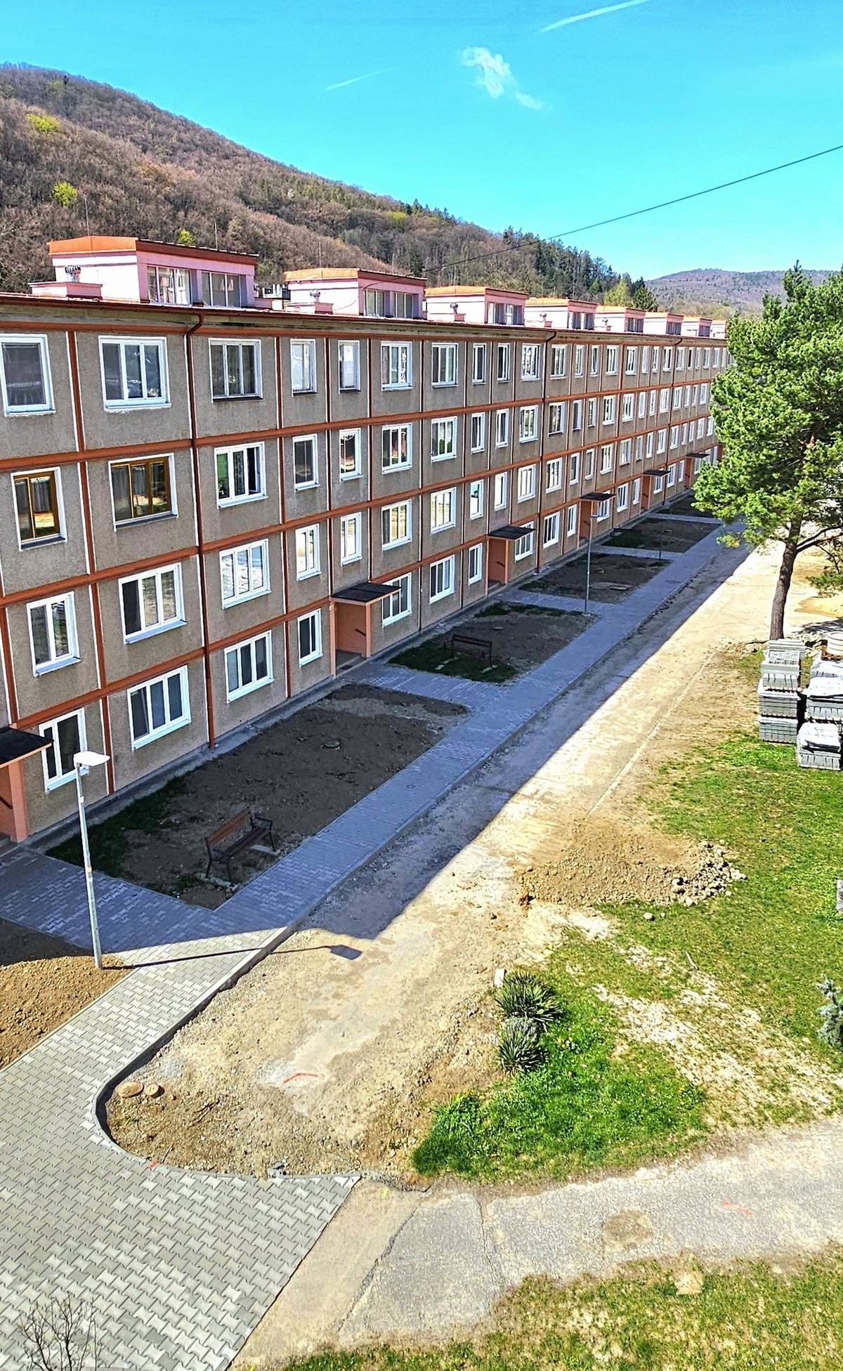 Frézovanie vozovky:     Termín: piatok 10. apríla 2026     Lokalita: cesta pri bytovom dome č. 132     Rozsah prác: odstránenie starého asfaltového povrchu ako príprava na pokládku nového asfaltového koberca     Žiadame majiteľov motorových vozidiel, aby v uvedený deň v danej lokalite neparkovali a umožnili tak plynulý prejazd stavebnej techniky.     Počas piatka 10. apríla prosíme obyvateľov o trpezlivosť – v lokalite dôjde k zvýšenej hlučnosti a pohybu ťažkej techniky.