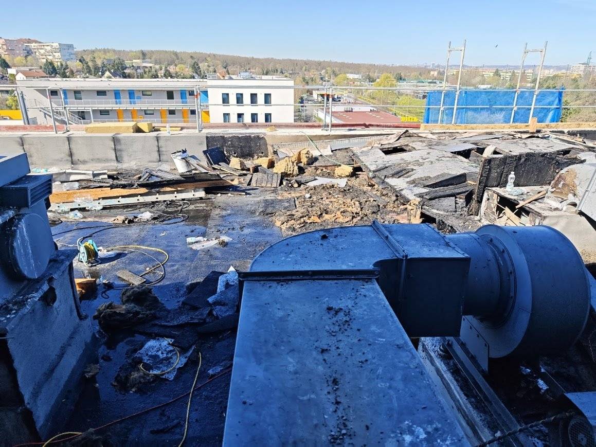 Vážení občané, dovolujeme si vás informovat o aktuální situaci po požáru střechy budovy radnice MČ Praha 15. V noci z úterý na středu došlo k rozsáhlému požáru střechy ÚMČ Praha 15. Na jeho uhašení bylo použito 9 kubíků vody. Voda následně poškodila kanceláře a veškeré vybavení kanceláří. Došlo také k zatopení elektrických rozvaděčů. Škoda se odhaduje v řádech desítek milionů korun. Situace je řešena s pojišťovnou a zhotovitelem zateplení. Do současné doby se podařilo obnovit dodávky elektrické energie pouze v přízemí úřadu. Počítačová síť je nefunkční, nelze tak vykonávat veškeré agendy, zejména ty napojené na systémy státu (stavební úřad, osobní doklady, živnostenská oprávnění apod.). Osobní doklady lze vyřídit na kterémkoliv jiném úřadu. Intenzivně pracujeme na obnovení provozu úřadu a budeme vás o aktuálním stavu průběžně informovat. Předpoklad zajištění služeb pro vás, a to v provizorním režimu, je středa 15. 4. 2026. Omlouváme se a děkujeme za pochopení.