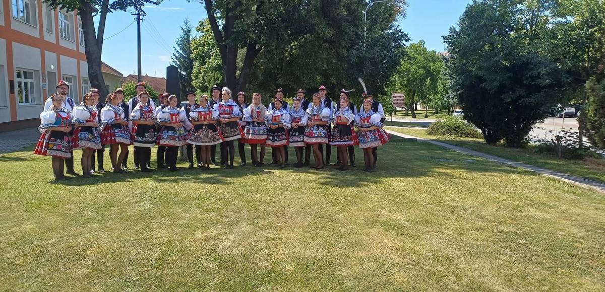 Ahoj všichni, hody se nám blíží proto bych ráda udělala první stárkovskou 10.4. v 19 hodin na fotbalovém hřišti. Pokud víte o někom, kdo by měl v plánu jít tenhle rok na hody, tak mu dejte vědět. Karolína Stravová