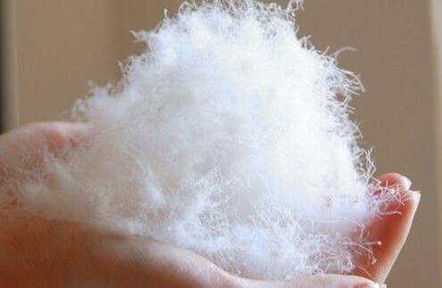 Do Krásného Pole přijede pojízdná čistírna peří, která také vyrábí prošívané deky a polštáře. Firma Štaubert prodává vlastní sypkovinu a vše se dělá na počkání. Otevřeno bude ve dnech 20.,21. a 22.4.2026 v době od 8:00 do 18:00 hodin. Prodejna bude umístěná před budovou hasičské zbrojnice. Kontakt pro info: 607514112