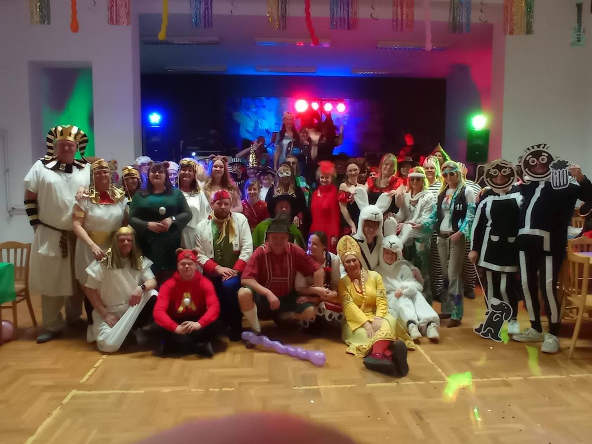 Koncem března náš Lidový dům hostil maškarní bály pro dospělé a pro děti. V pátek 27. března se tady sešli maskovaní dospělí, od den později, v sobotu 28. března, se Liďák zaplnil dětmi převlečenými za nejrůznější pohádkové i jiné postavičky. Oba bály, které pořádal náš obvod, sklidily velký úspěch: účastníci si zatancovali, pobavili se, výherci tomboly si odnesli pěkné ceny, děti si zahrály hry, nechaly si malovat obrázky na obličej. Mezi dospěláky se objevily zajímavé masky – například hlavní postavy z pohádky Mrazík, za které se převlekl starosta s manželkou a dalšími parťáky, Egypťani včetně panovníků, kouzelníci a čarodějnice a mnohé další. K tanci hrála skupina Tonic, na bále pro děti pak Dj Křižík.  „Maškarní pro děti pořádáme v Černicích už tradičně a vždycky o něj byl zájem. Bál pro dospělé byl letos po dlouhé pauze.  Měl jsem původně trochu obavy, zda se setká s úspěchem a lidé přijdou, ale povedlo se. Sál byl téměř plný a sešlo se 57 dospěláckých masek, což  bylo neskutečné číslo. Tak doufám, že jsme letoškem obnovili tradici pořádání maškarních zábav pro dospěláky,“ dodal černický starosta Vladislav Sloup.    Více fotek na webu ÚMO 8