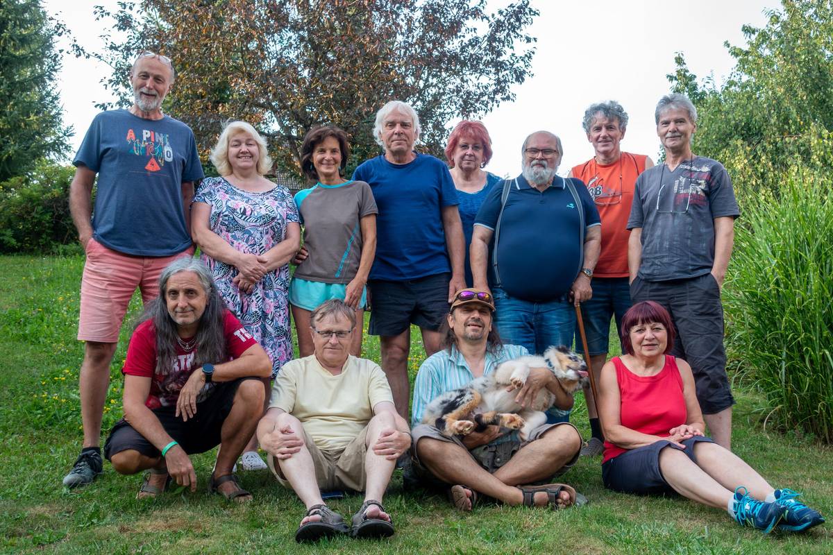 Srdečně Vás zveme na slavnostní zahájení výstavy v pátek, 10. dubna 2026 v 17 h v Městském muzeu Žacléř Spolek výtvarníků z Trutnovska sdružuje pestrou škálu tvůrců věnujících se různým technikám – fotografii, dřevěné a kamenné plastice, keramice, textilním technikám, paličkované krajce. Výstava v žacléřském muzeu potrvá do 17. května 2026.